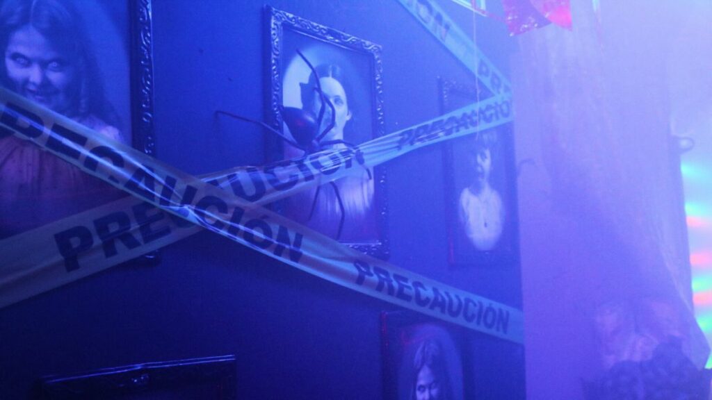 Personajes y efectos especiales harán que vivas la experiencia como si estuvieras dentro de una película de miedo.