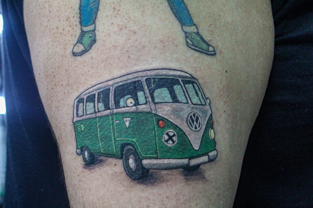 Tatuaje de una combi blanca con verde.