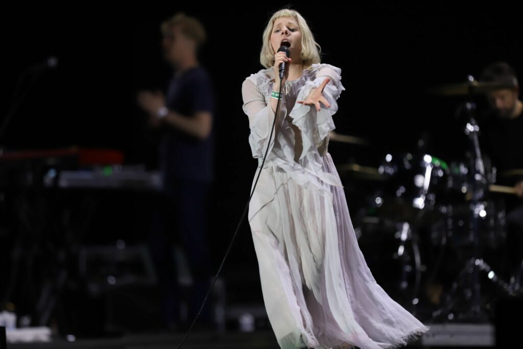 Aurora cantando en el Corona Capital.