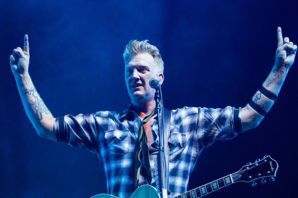 Josh Homme durante el concierto de Queens of The Stone Age en el Vive Latino.