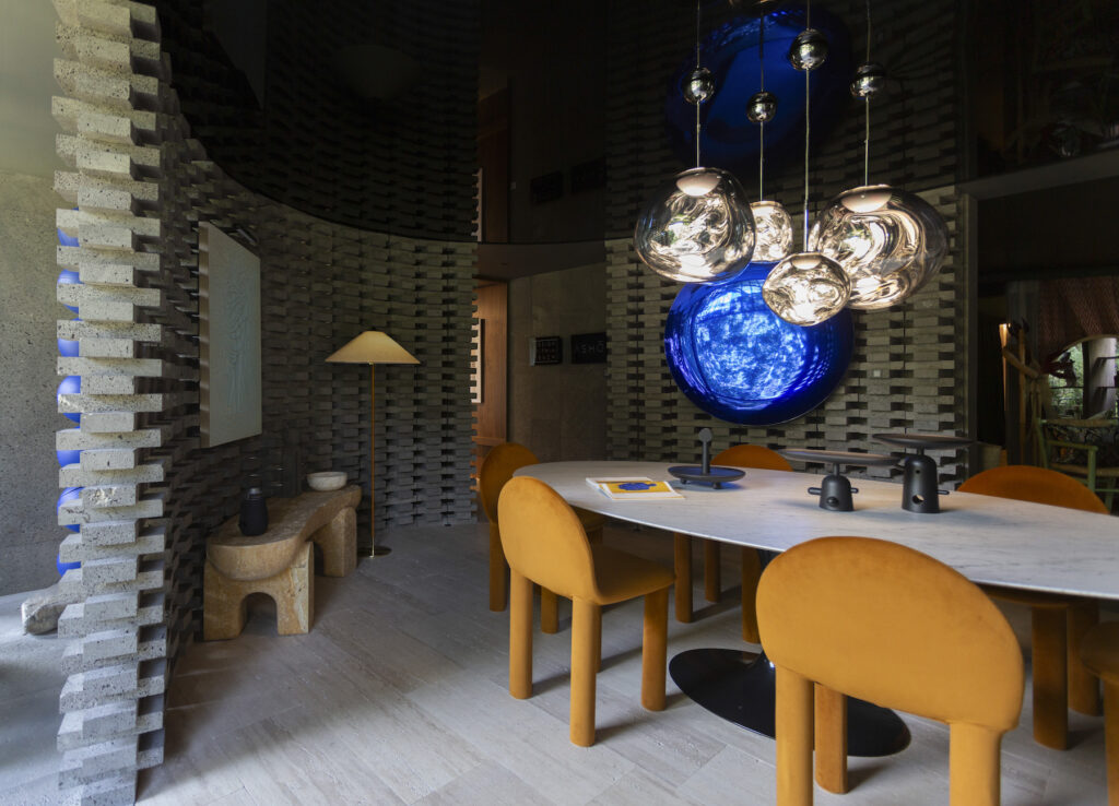 Comedor con mesa sillas y lámparas de Deign House.