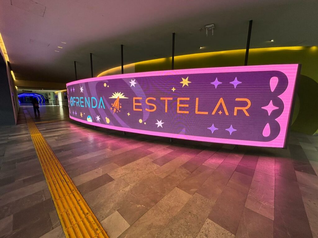 Pantalla con la frase Ofrenda Estelar como parte del Día de Muertos en el Papalote Museo del Niño.