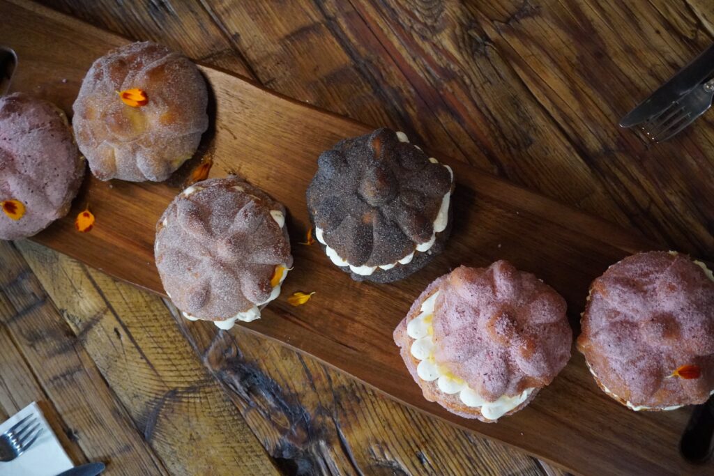 panes de muerto tradicional, con ceniza de totomoxtle y de tuna rosa del Grupo María la Italiana en CDMX.