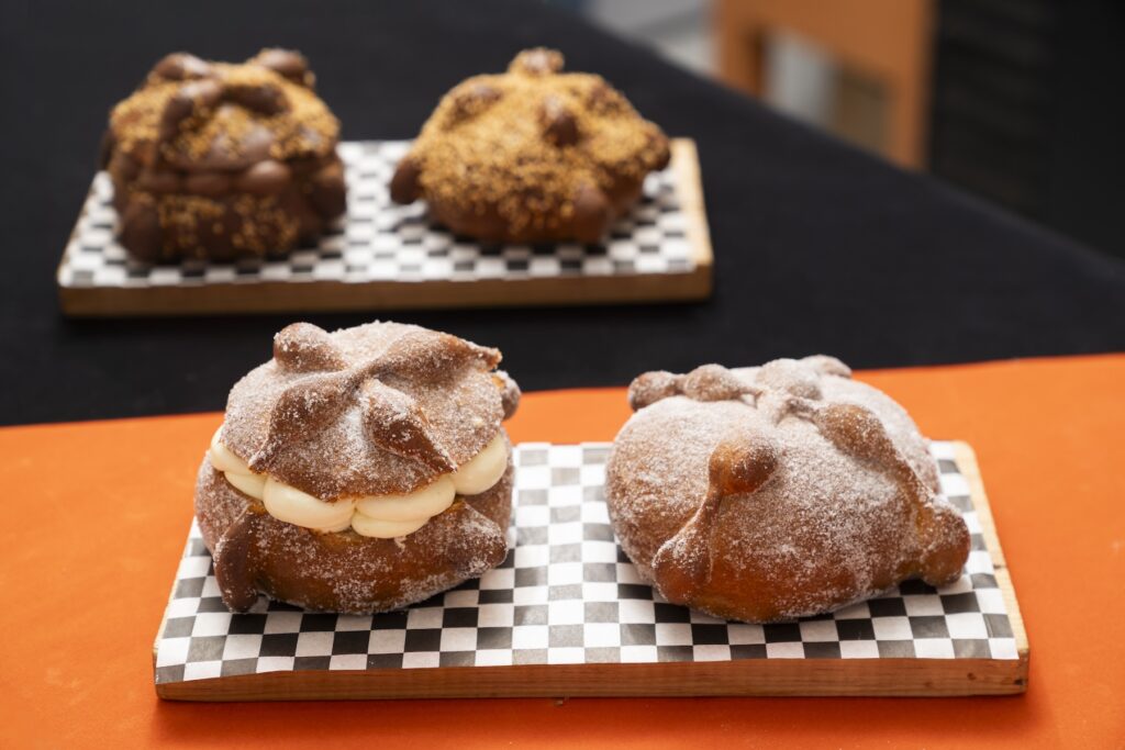 Panes de muerto tradicionales, rellenos y de pasta de cacao de Rulce.