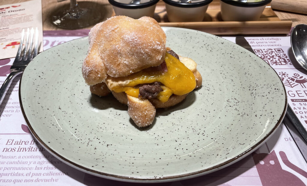 Hamburguesa hecha con pan de muerto de Tagers.