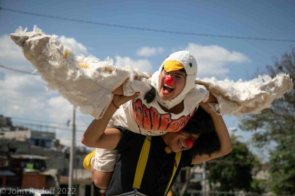 Darina Robles en un show al aire libre usando alas y cabeza de pájaro. Ella también parte del Festival de Risa.