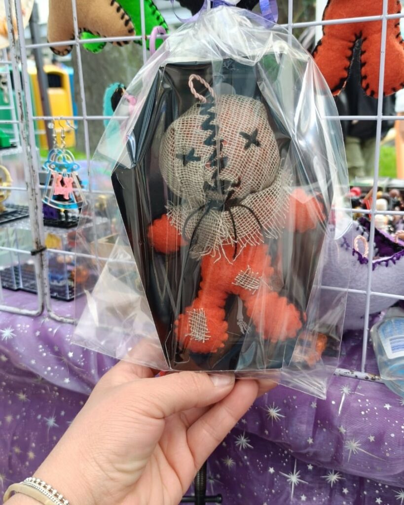 Muñeco del espantapájaros en el bazar del Festival de Terror en CDMX.