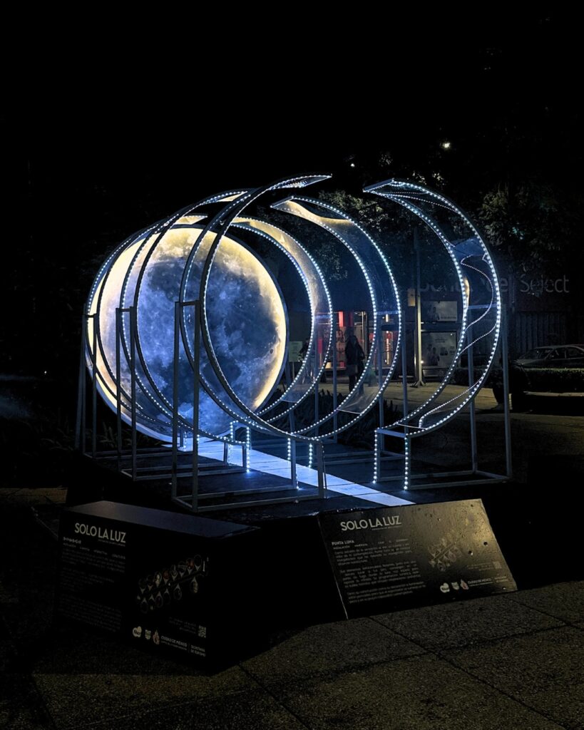 Instalación de una luna gigante sobre Paseo de la Reforma en CDMX.