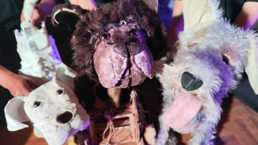 La obra de teatro con títeres “Firu” combina humor, ternura y conciencia sobre el abandono animal en México.