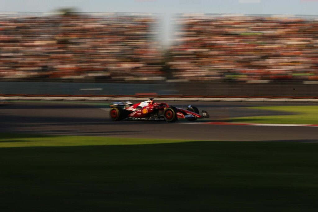 Auto de carreras en la pista del Autódromo Hermanos Rodríguez.