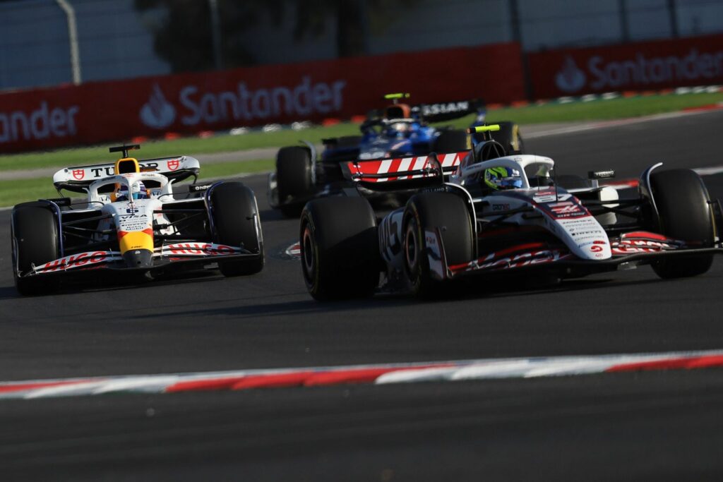 Autos de carrera corriendo en el Gran Premio de México.