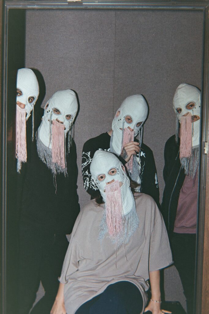 Retrato de Austin TV dentro de un elevador.