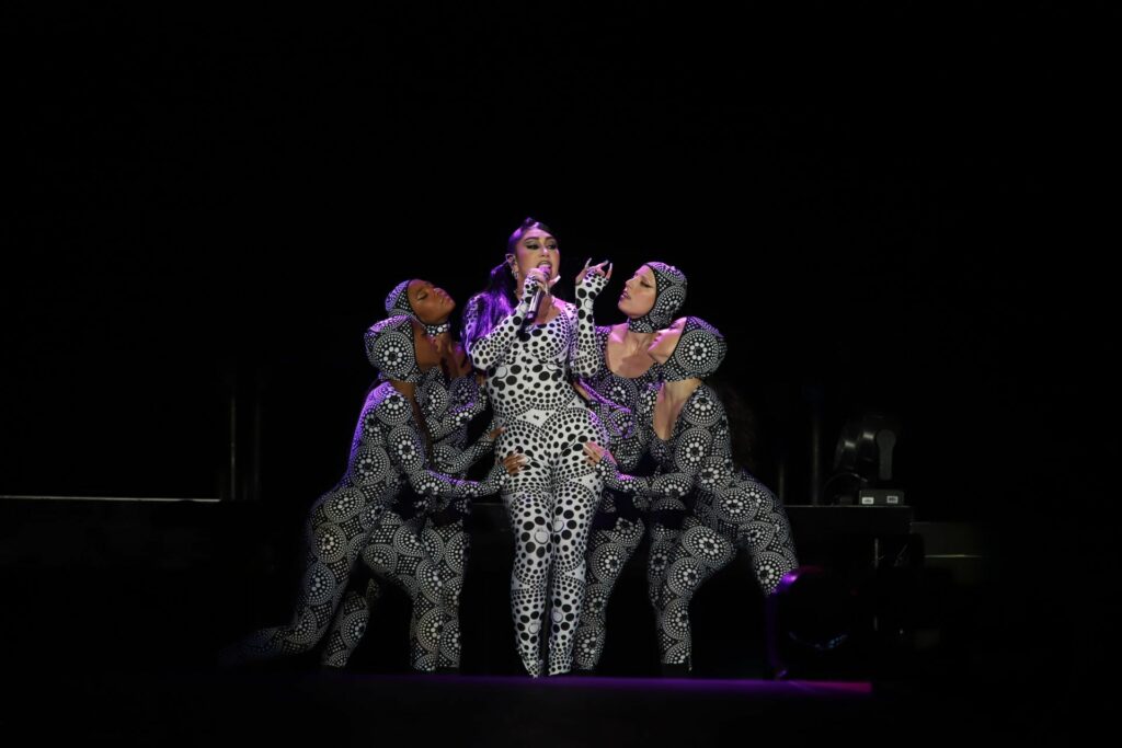 La cantante colombiana-estadounidense cantando en el festival Emblema.