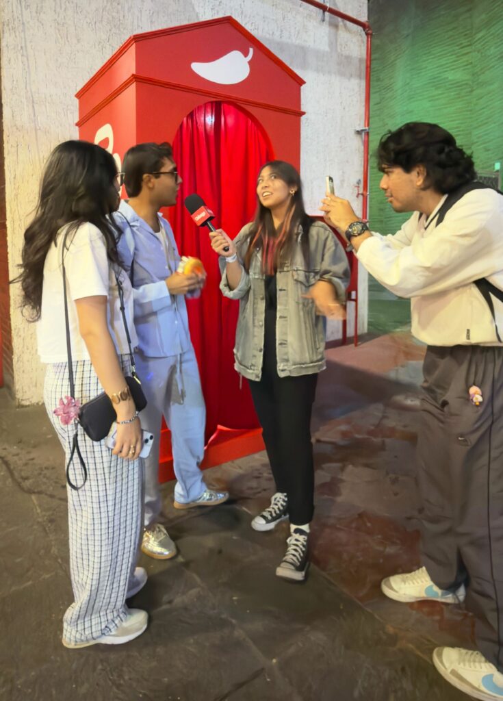 Personas afuera de La Cabina Roja de Chilango en el Palacio de los Deportes.