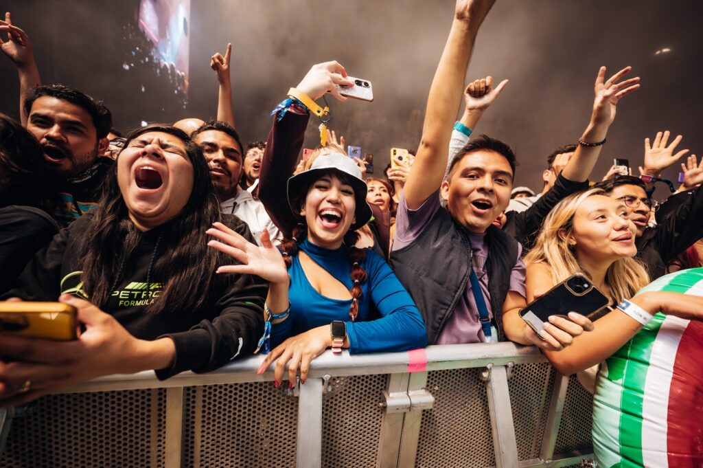 Personas sonriendo y gritando en el Corona Capital.