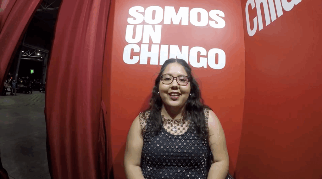 Chica dentro de la cabina contando su historia para ganar boletos del Corona Capital 2025.