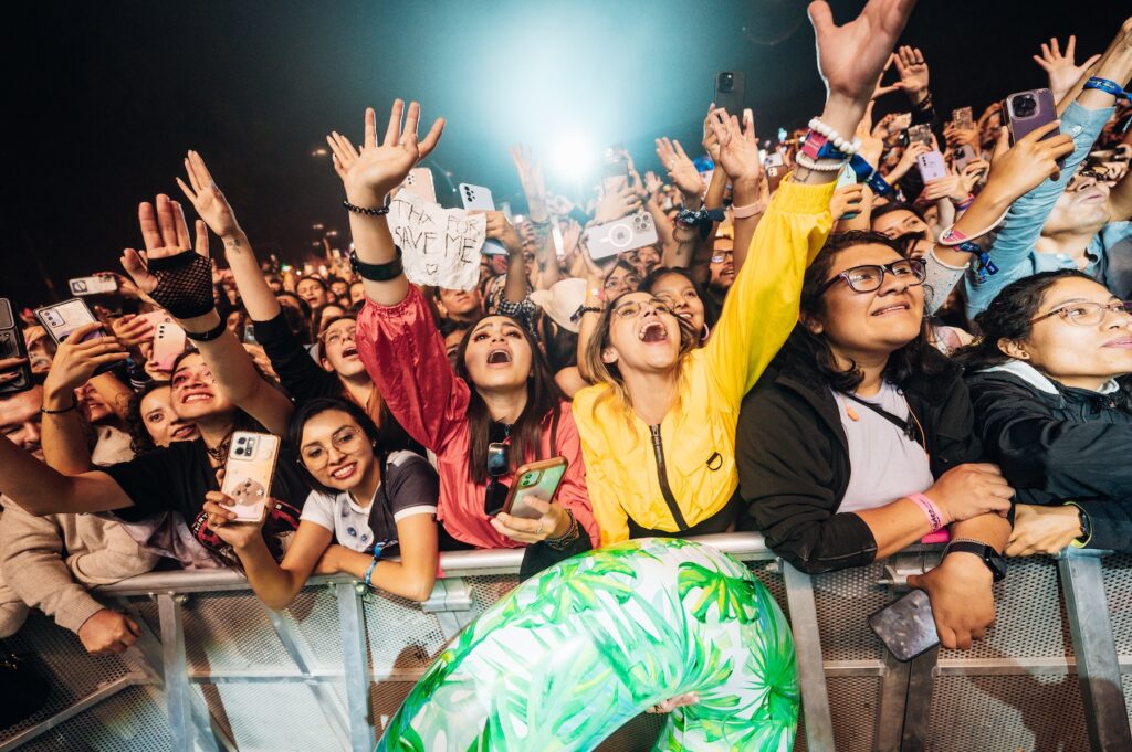 Asistentes al festival Corona Capital gritando y cantando.