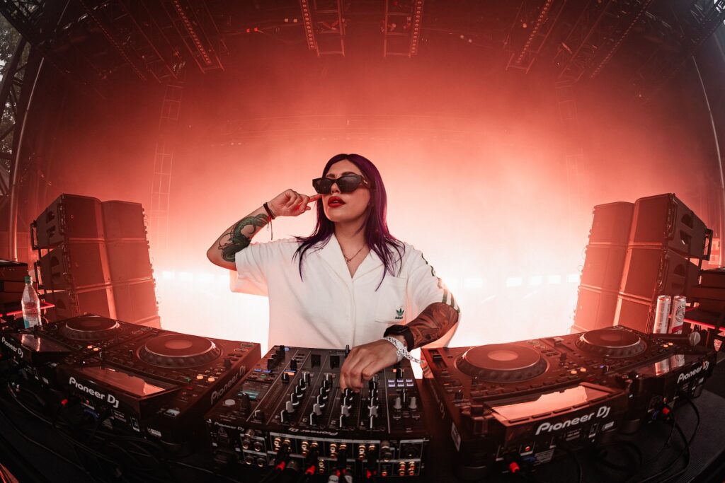 Jessica Audiffred tocando en Mad House.