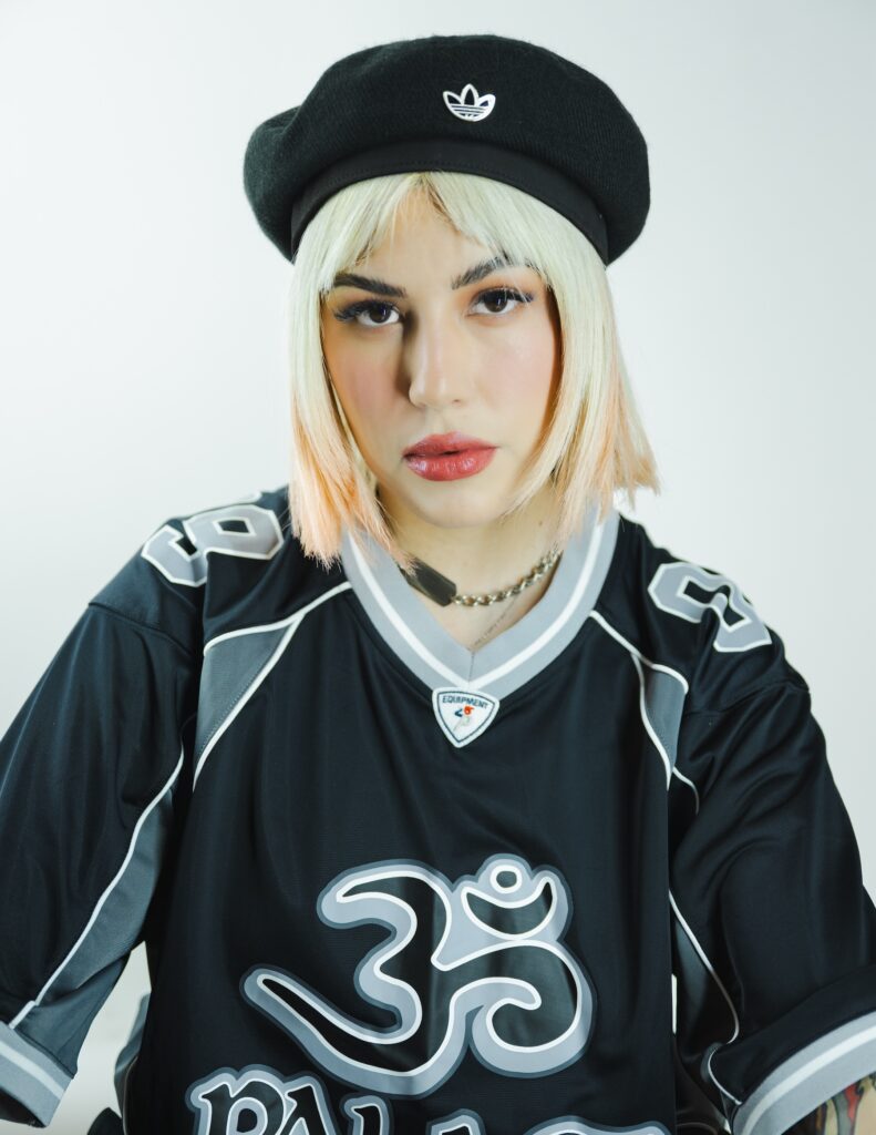 Retrato de Jessica Audiffred usando una biona negra y un jersey azul marino.