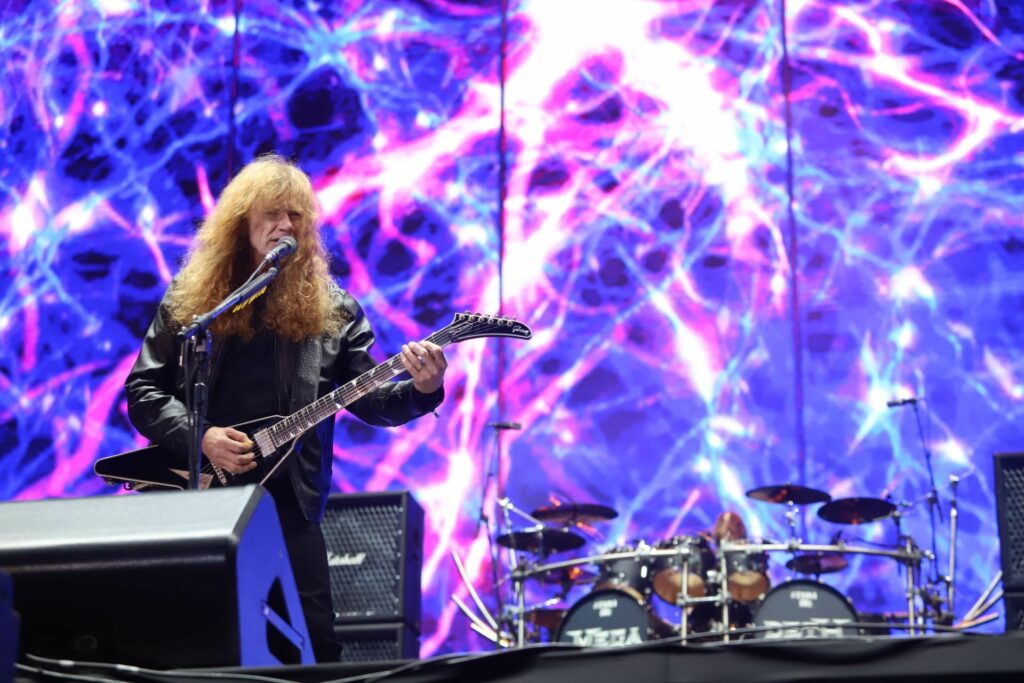 Dave Mustaine tocando la guitarra y cantando en su presentación en el Hell and Heaven.
