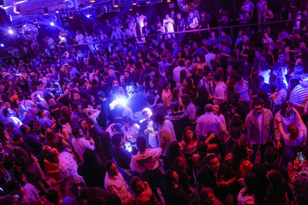 Personas bailando en la pista de una discoteca.