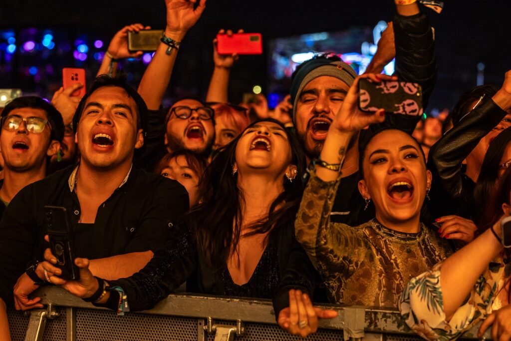 Asistentes al Corona Capital gritando y cantando.