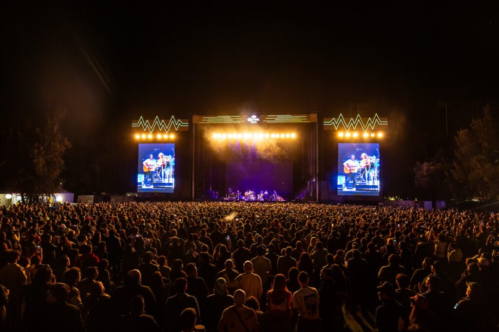 Escenario Corona Light de noche.