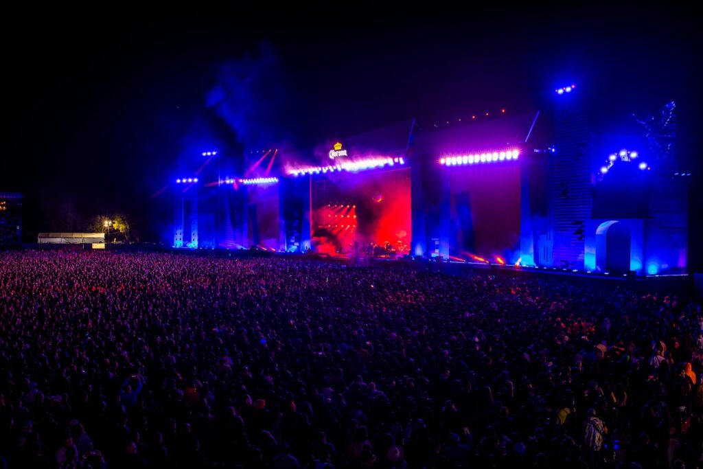 Escenario del Corona Capital de noche.