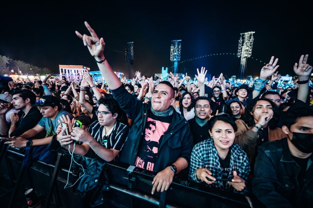 Asistentes al festival de música más grande de la Ciudad de México. Participa en el #CódigoSecreto y gana boletos gratis.