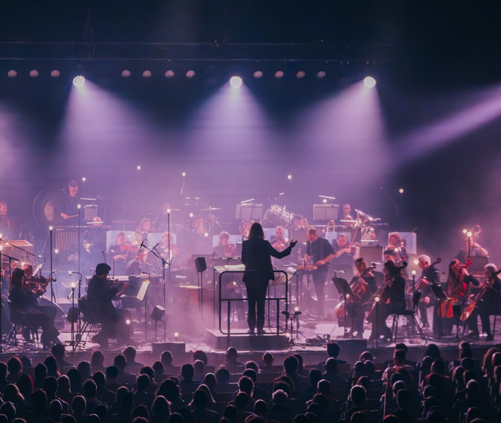 Orquesta en el escenario junto a la agrupación islandesa.