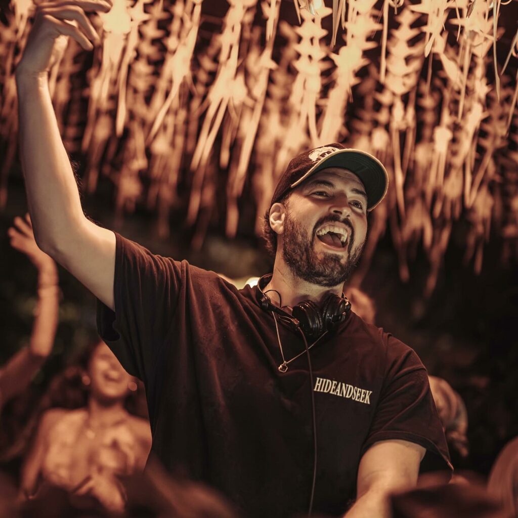 Hayden James dando un show en vivo.