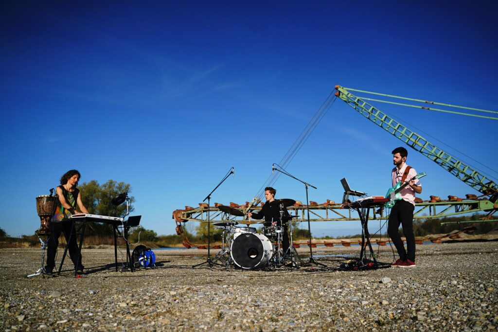Retrato de Klangphonics con sus instrumentos.