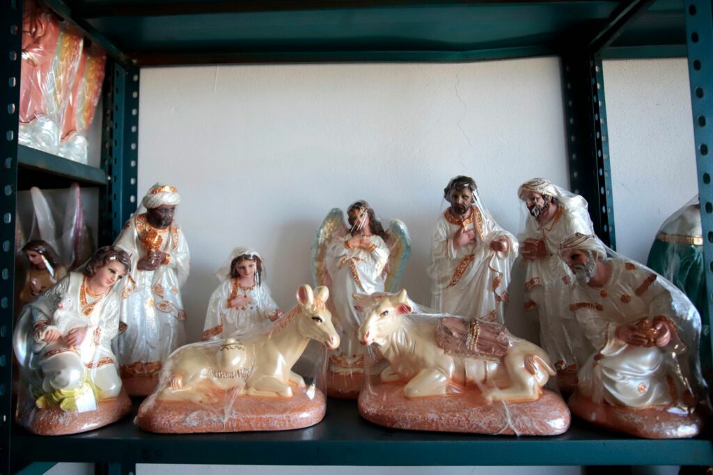 Artesanos exhiben piezas de barro y cerámica para los nacimientos en temporada decembrina.