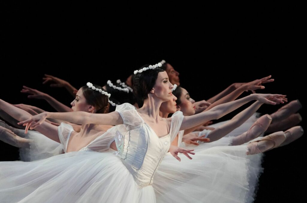 Bajo la dirección de Svetlana Ballester, Giselle revive la esencia del ballet romántico con un elenco de primeras figuras.