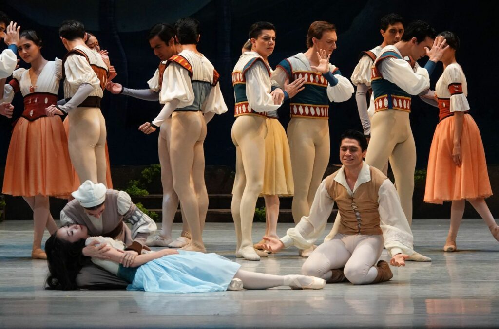 La música en vivo de la Orquesta del Teatro de Bellas Artes acompaña cada movimiento de esta historia de amor y redención.