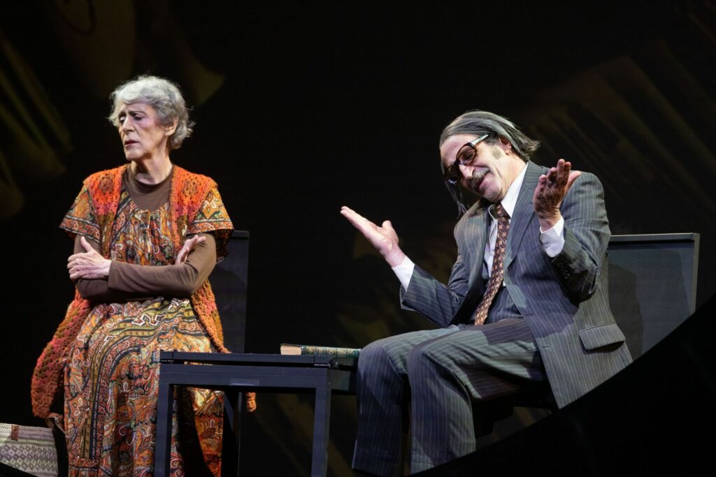 Julieta Egurrola y Daniel Giménez Cacho actúan durante el estreno de la obra "La cumbia del pantano", en el Teatro Julio Castillo del Centro Cultural del Bosque.