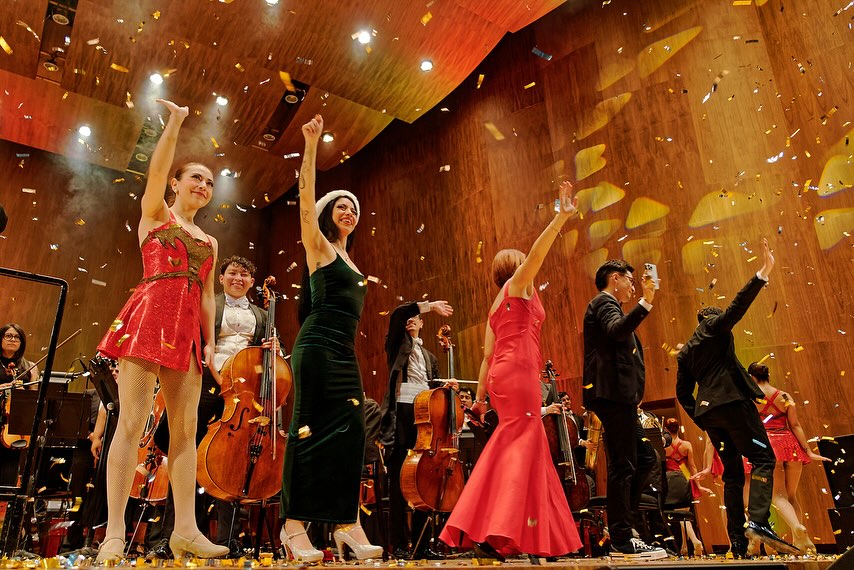 Las Rockettes de las Artes acompañan con coreografías los arreglos orquestales del programa.