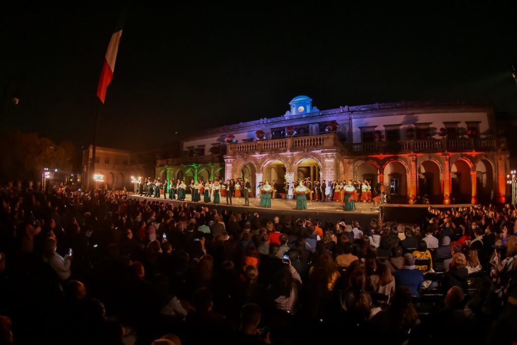 El Ballet Folklórico de México presenta Navidades en México con una puesta en escena que celebra las tradiciones del país.