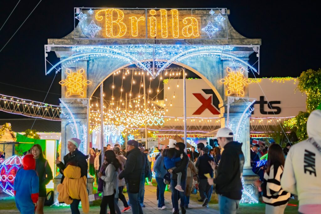 Millones de luces crean escenarios mágicos perfectos para tus fotos de temporada.