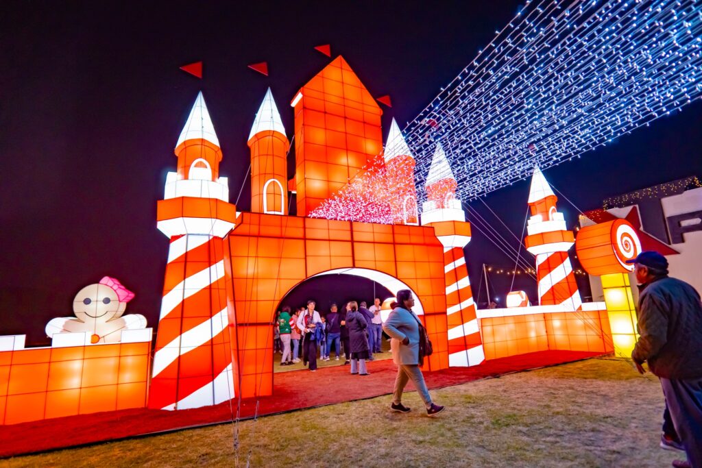 Las figuras monumentales iluminadas hacen que cada rincón sea digno de postal.