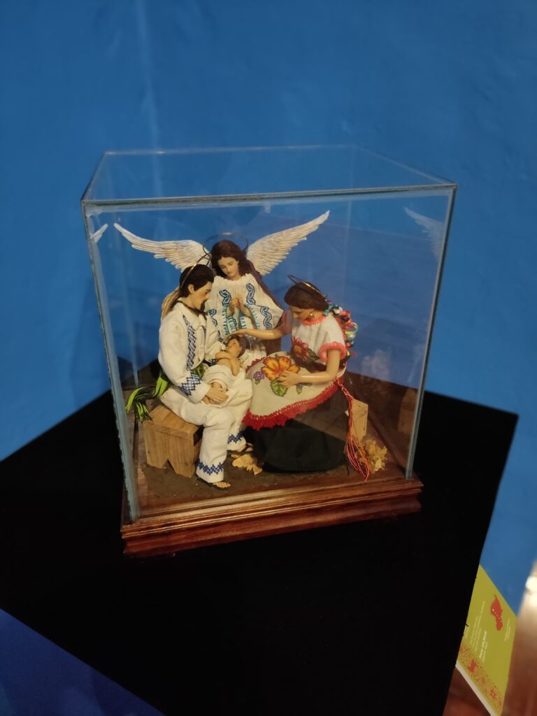 Nacimientos artesanales elaborados por creadoras y creadores de distintos estados de México se exhiben en el Museo de El Carmen.