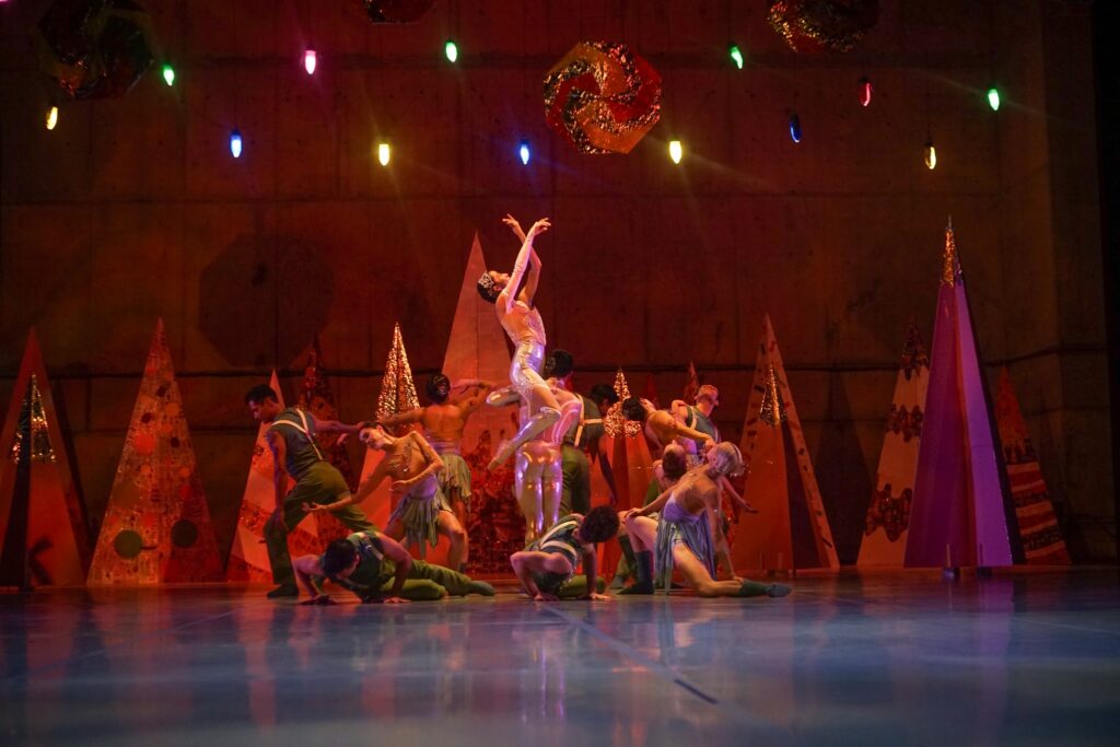 Los bailarines del Taller Coreográfico de la UNAM presentan una versión llena de magia y tradición del clásico navideño Clara y el Cascanueces.