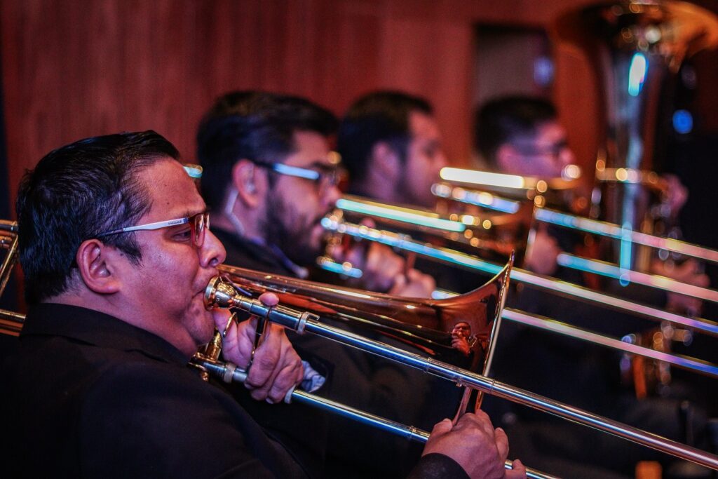 La energía navideña se siente en cada rincón del recinto gracias a la música y las proyecciones.