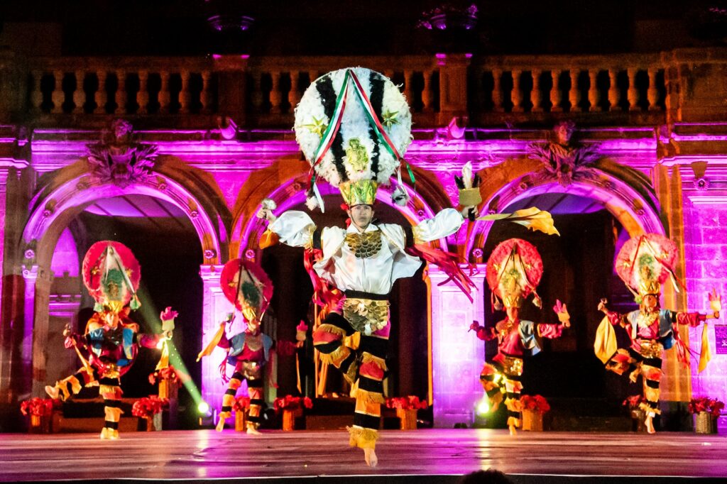 El Castillo de Chapultepec se convierte en el escenario ideal para este espectáculo lleno de color, música y danza.