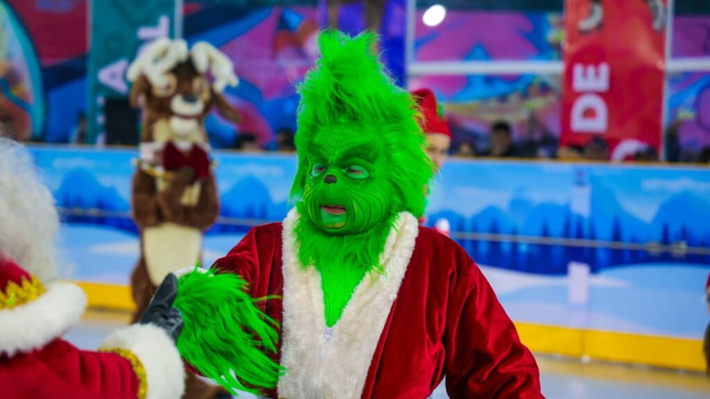 La pista de hielo tiene capacidad para 100 patinadores simultáneos y cuenta con préstamo de patines incluido.