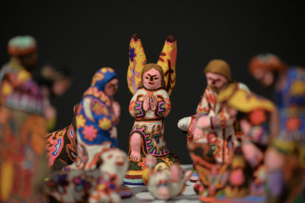 Figuras artesanales de la Sagrada Familia listas para completar el nacimiento navideño en un mercado de la CDMX.