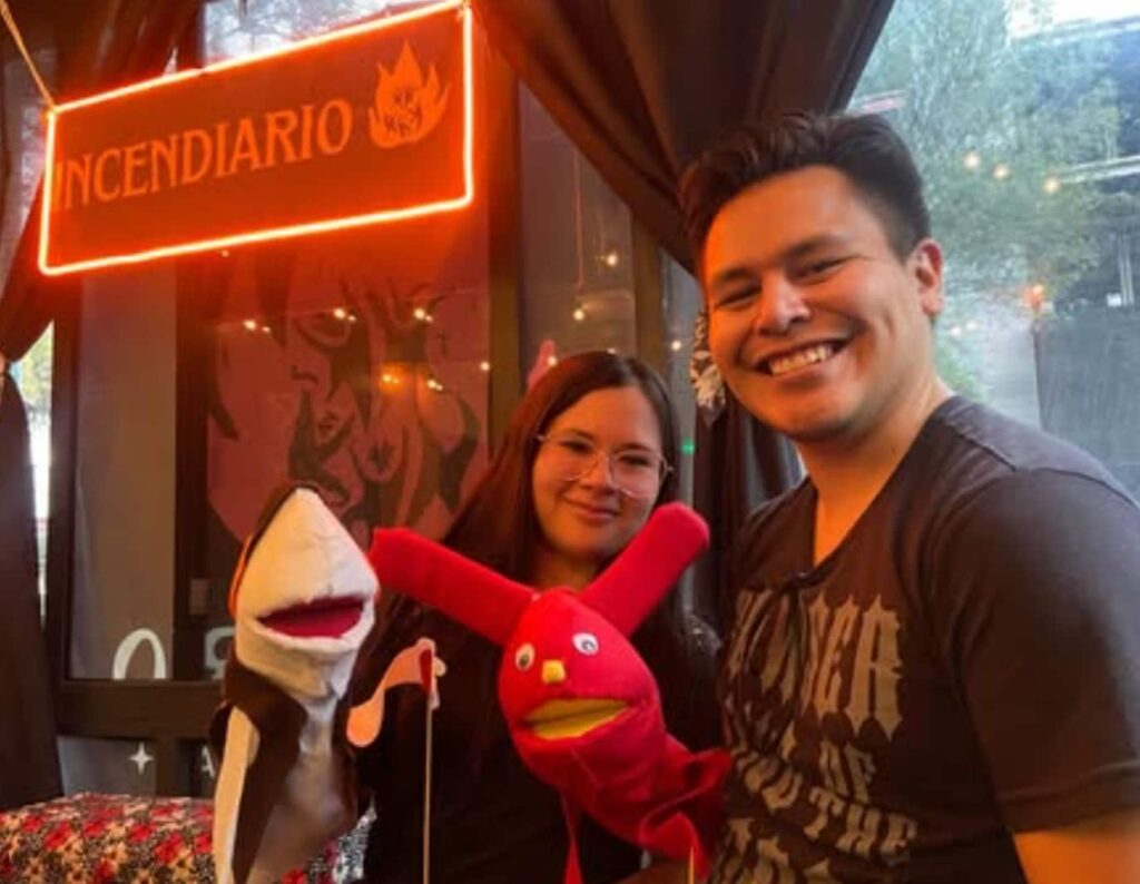 El taller incluye todos los materiales, guía paso a paso, música y recuerdos especiales para fans del noticiero más divertido.