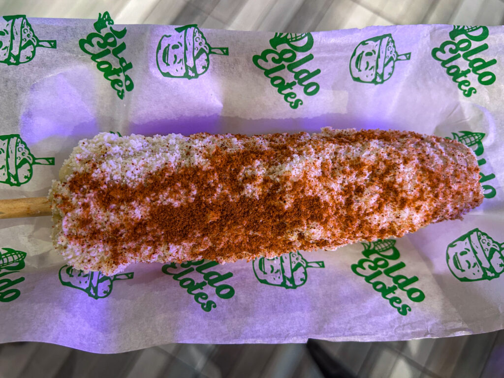 Las combinaciones más virales incluyen elote con frituras, sopas instantáneas, patitas y mollejas.