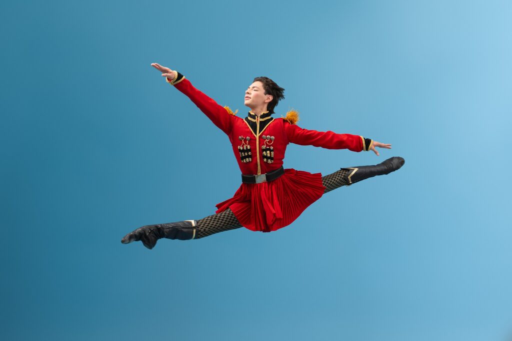 La producción incluye una imponente escenografía, vestuarios llenos de color y clásicos de Chaikovski.