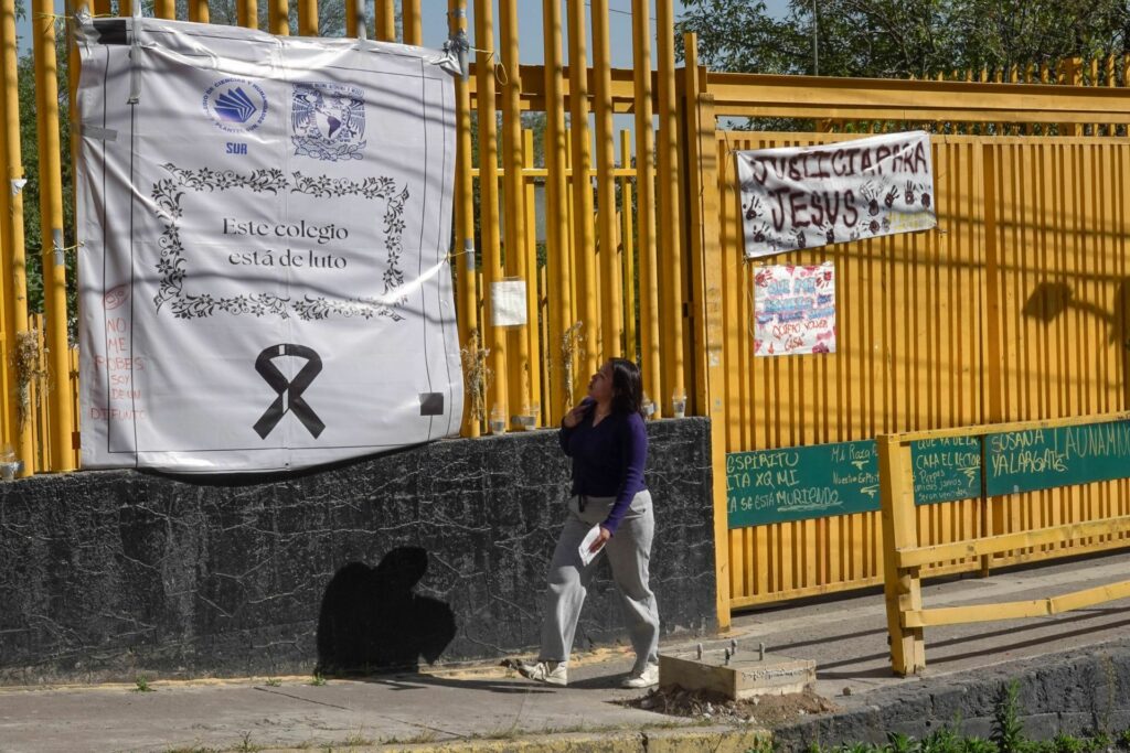 Fachada del Colegio de Ciencias y Humanidades plantel Sur con una pancarta blanca.